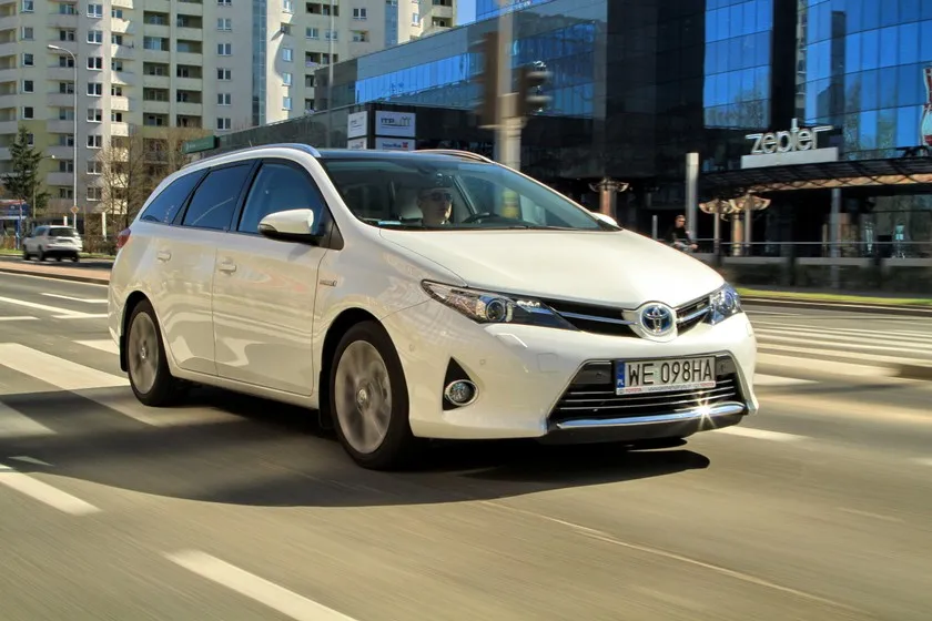 Toyota Auris Hybrid na tle miasta