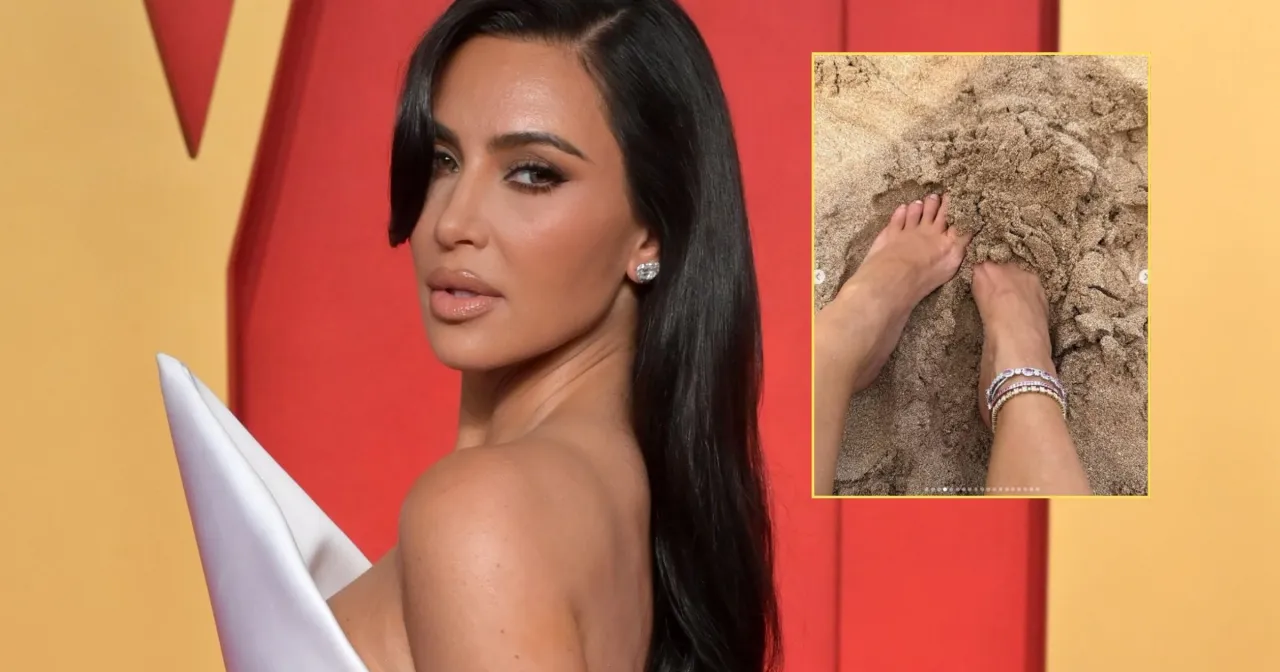 Kim Kardashian na Instagramie pokazuje swoje stopy w piasku, ozdobione bransoletkami.