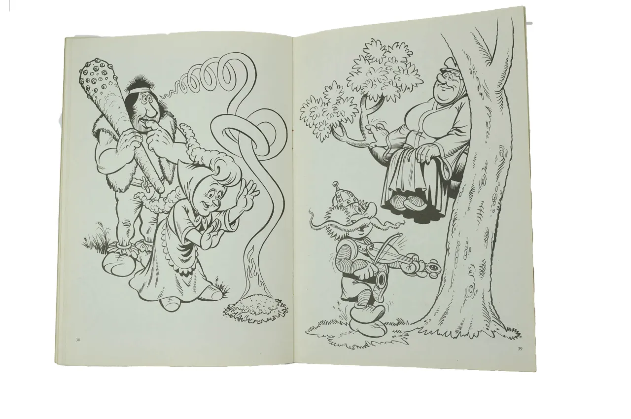 Kajko i Kokosz: jak narysować komiks? Na lewej stronie: zły olbrzym z maczugą i przerażona Paniusia. Na prawej: rozbawiony Zagłoba i grający na skrzypcach wojownik.