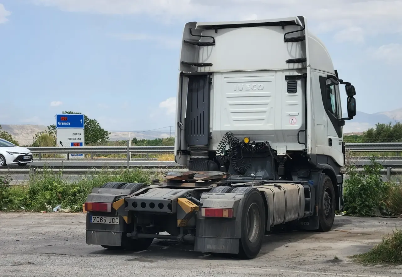 Ciężar&oacute;wka Iveco na hiszpańskiej drodze. Kierowca tira w Hiszpanii zarabia, pokonując takie trasy.
