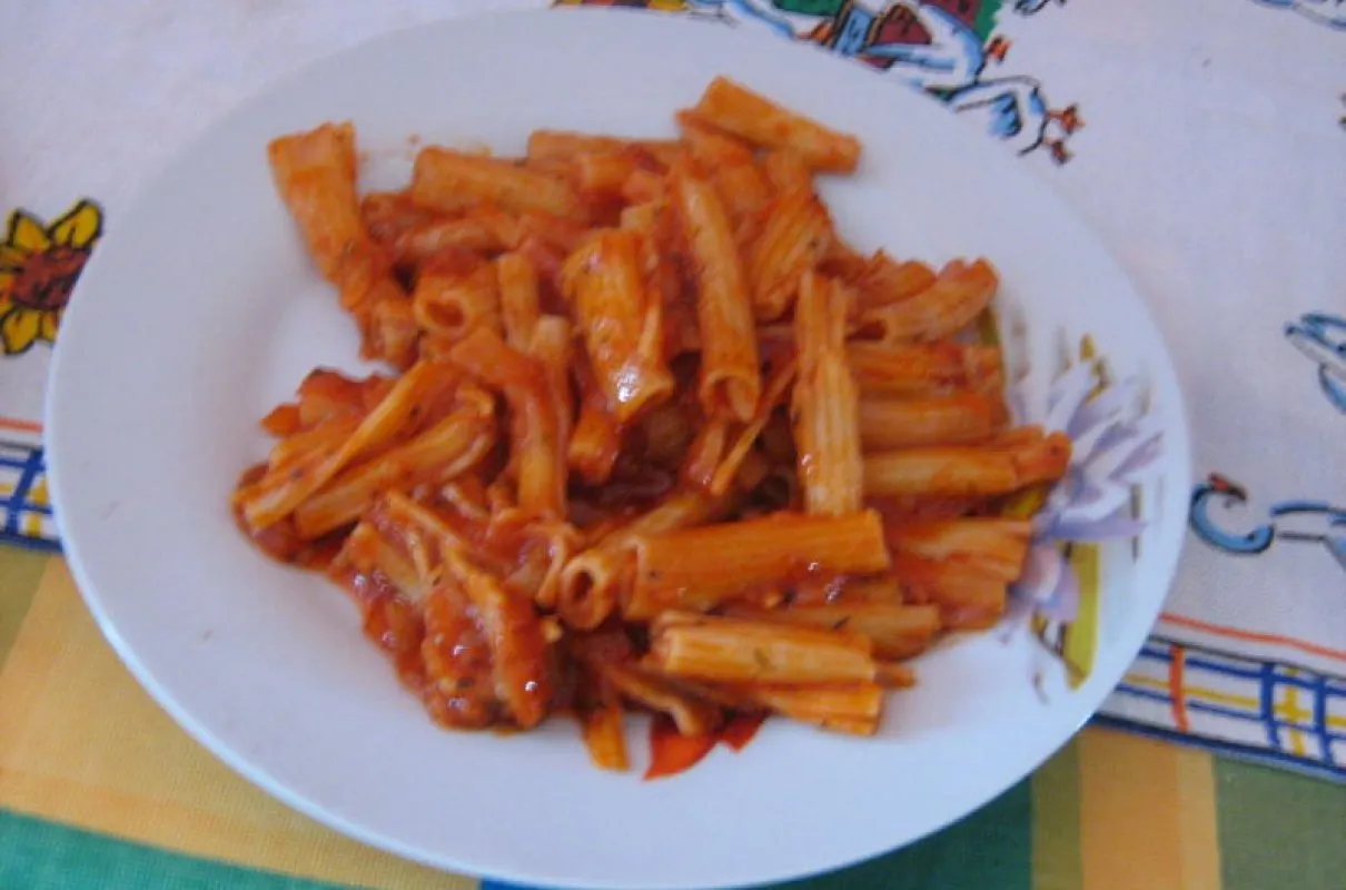 Makaron penne w sosie pomidorowym. Prosty przepis, jak zrobić sos z koncentratu, by danie było pyszne.