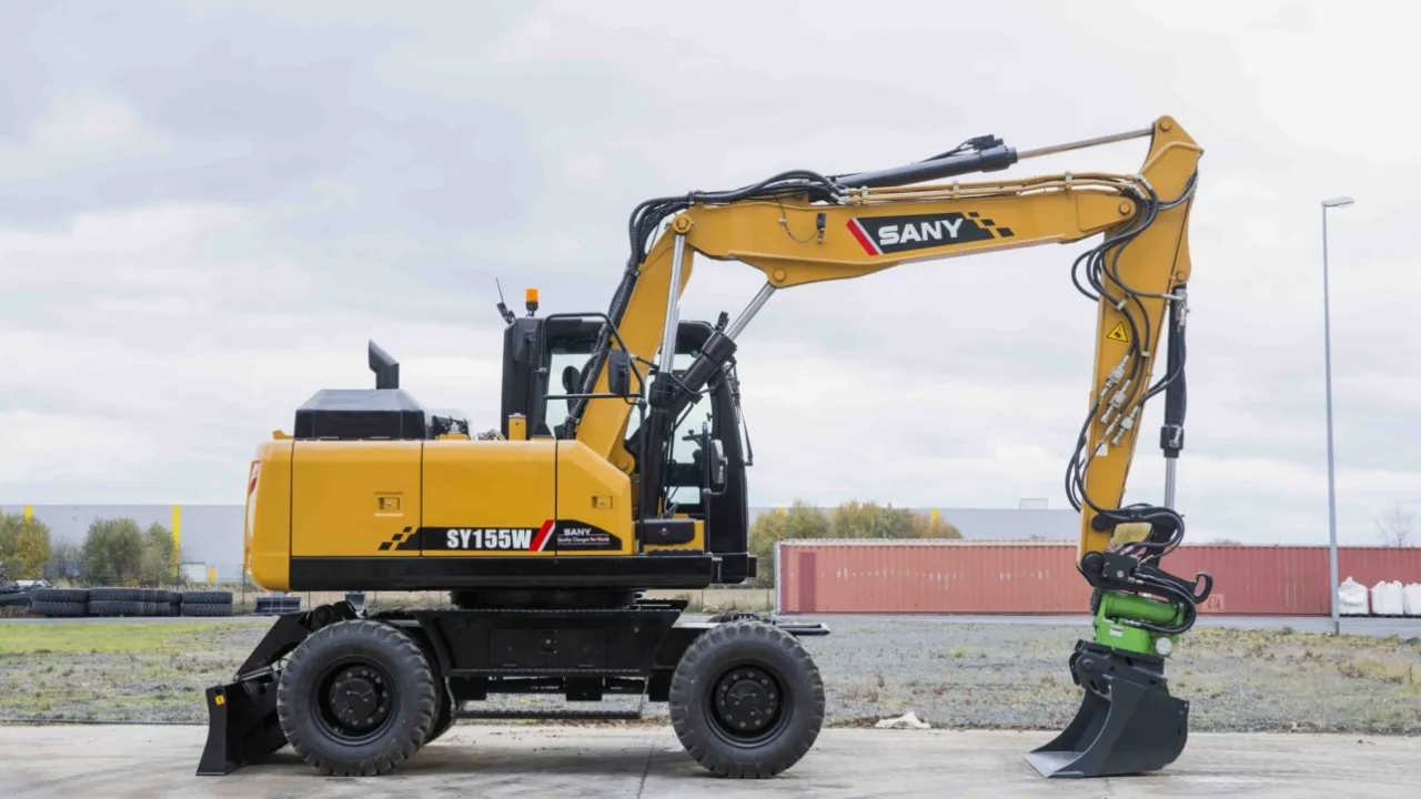 koparka kołowa na drodze publicznej