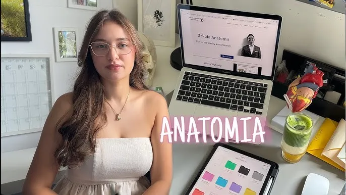 Student uczy się anatomii z fiszkami i aplikacją na tablecie