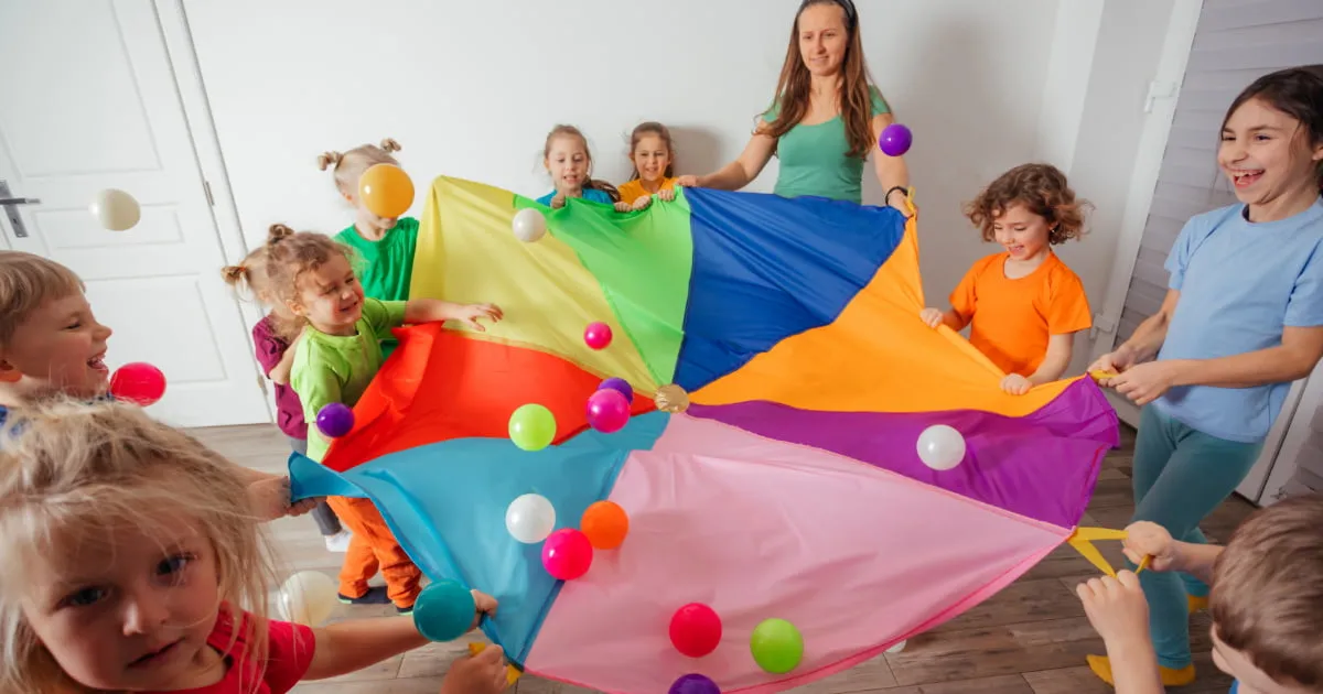 dzieci bawiące się chustą animacyjną