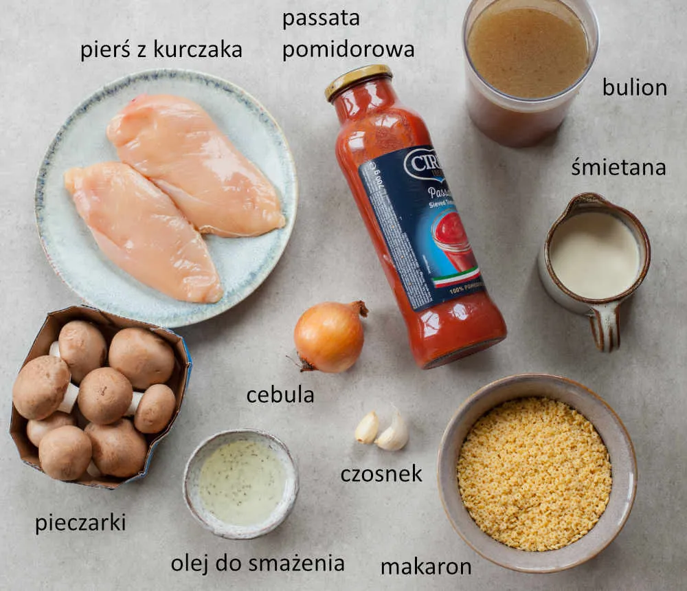 różne składniki zupy pomidorowej