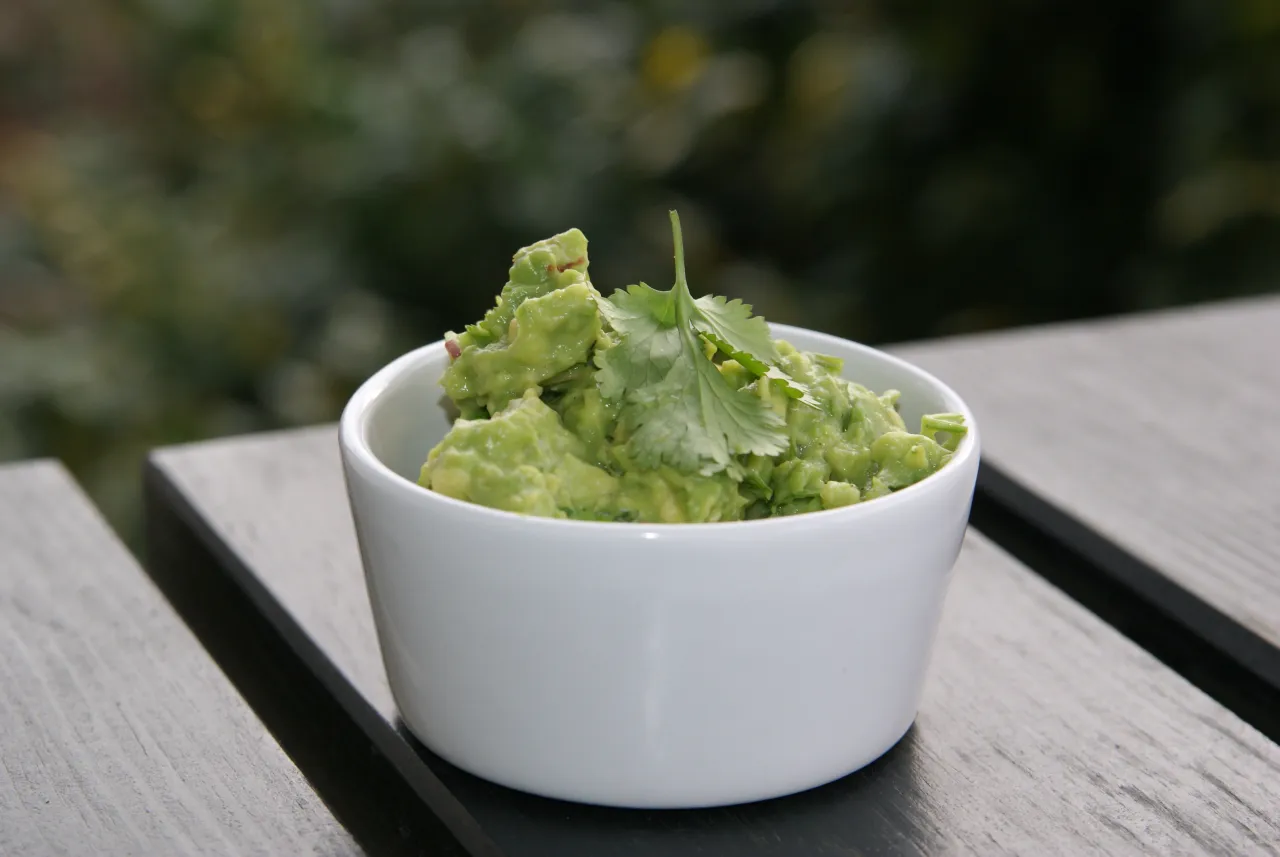 Guacamole z kolendrą, idealne do nachos&oacute;w lub jako dodatek do dań meksykańskich.