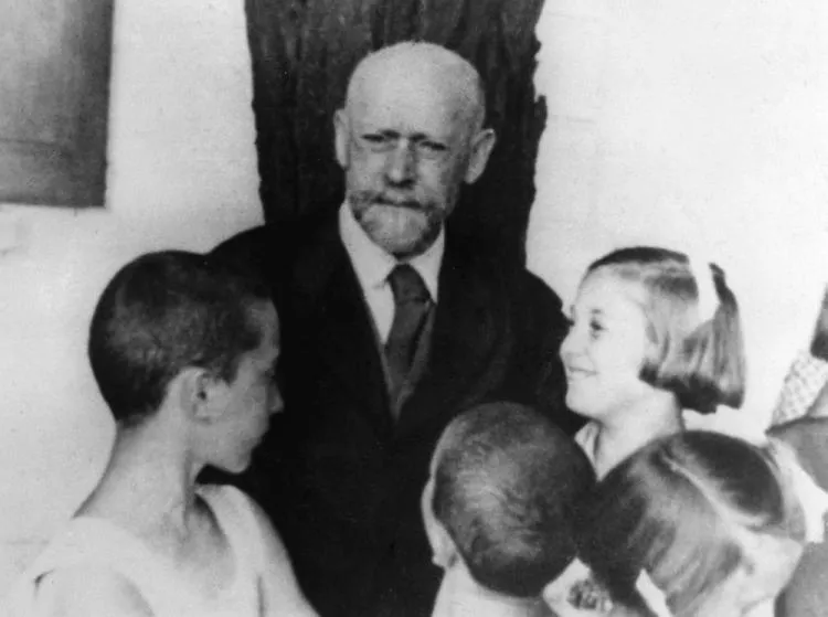 Janusz Korczak z dziećmi