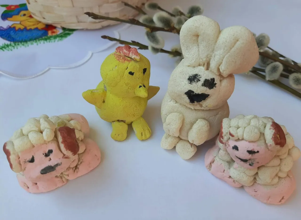 dzieci robiące ozdoby wielkanocne z masy solnej
