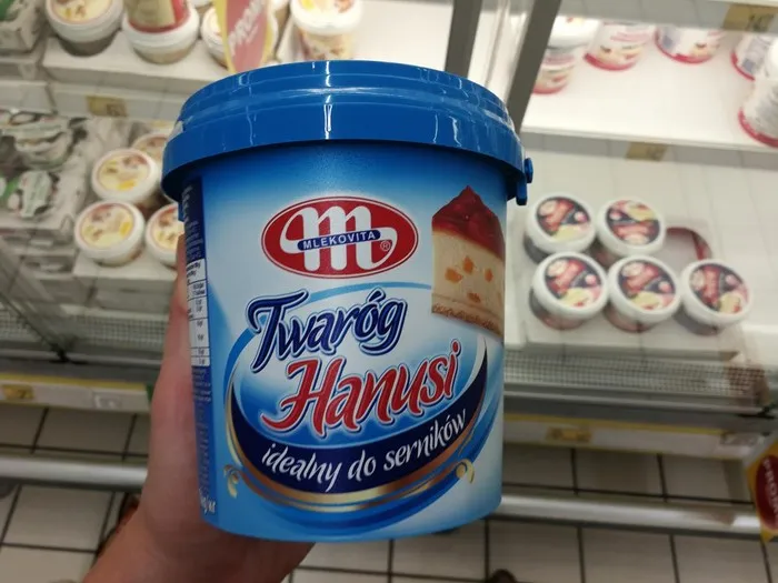 różne sery twarogowe z wiaderka marki Piątnica Mlekovita Pilos