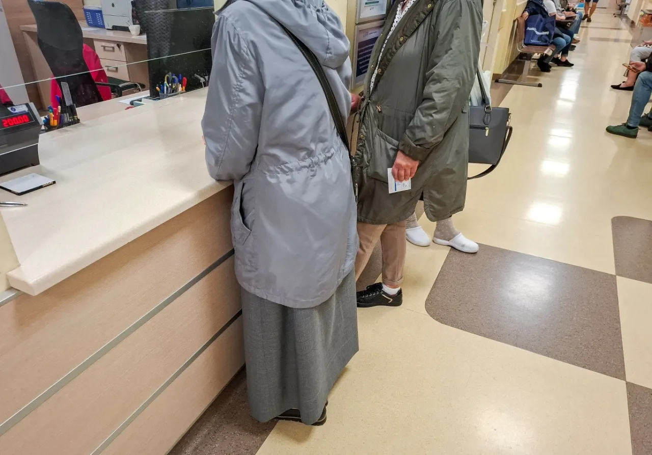 ludzie w poczekalni u lekarza, kolejka do specjalisty