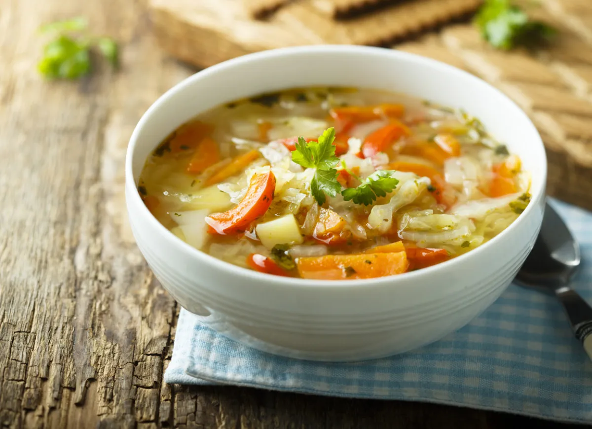 talerz tradycyjnej polskiej zupy jarzynowej