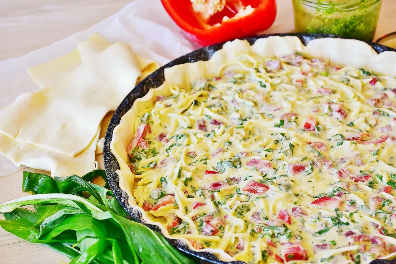 tarta z ciasta francuskiego warzywa