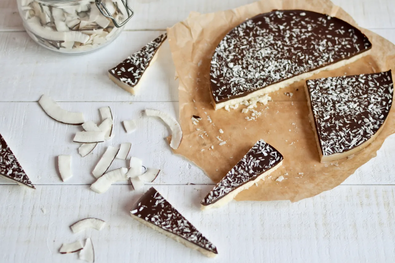 składniki na domową czekoladę z olejem kokosowym