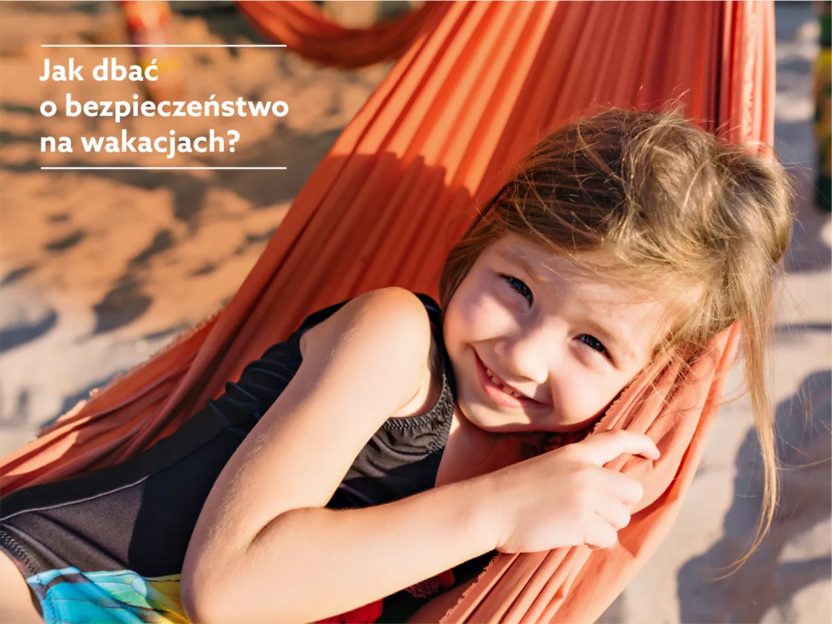 Dziecko bawiące się na wakacjach, symbolizujące bezpieczeństwo poza szkołą