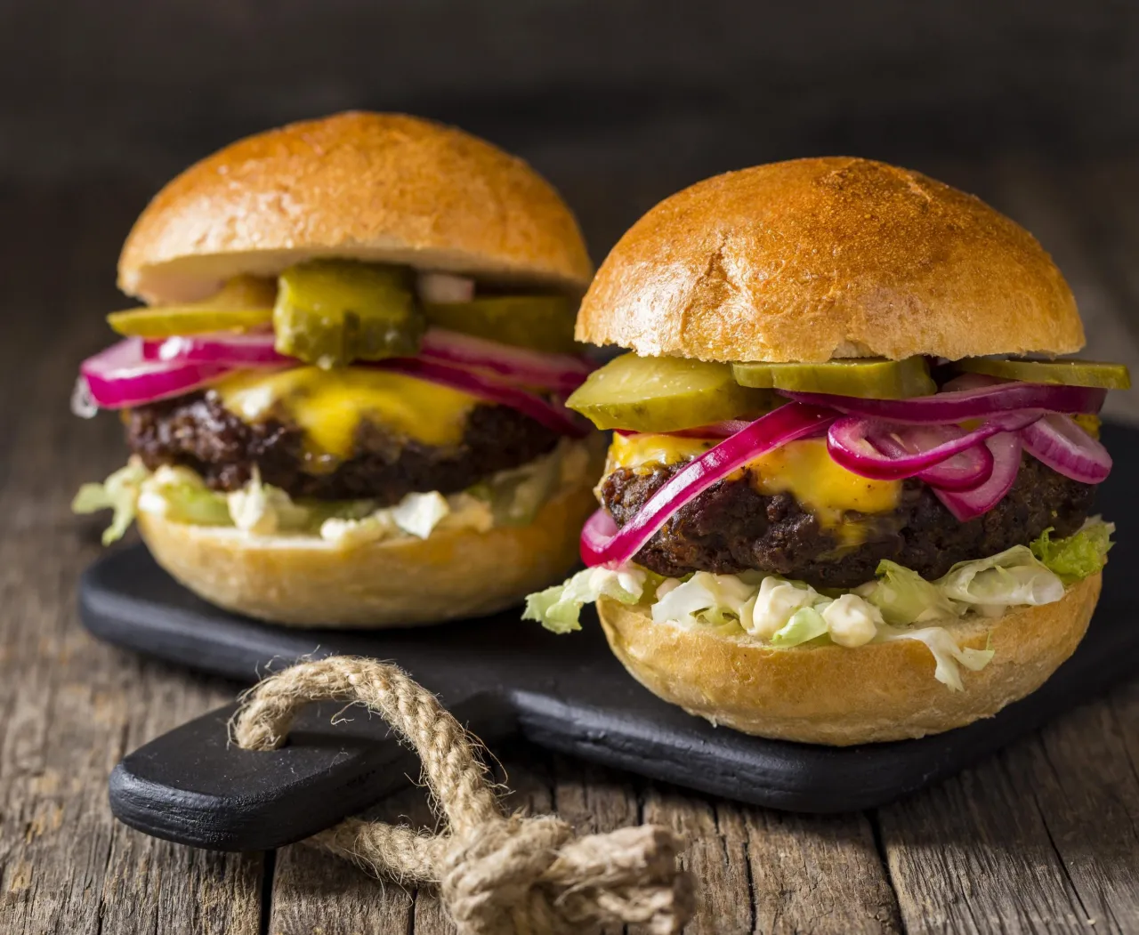 Zdjęcie Z czym hamburgery? Odkryj najlepsze składniki i dodatki do burgerów