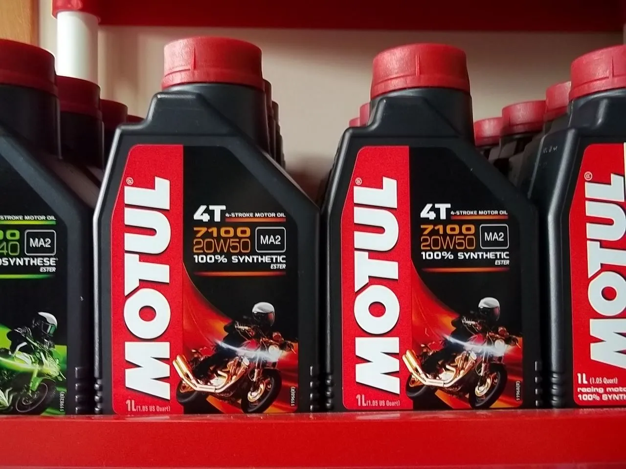 Zdjęcie MOTUL 7100 - najlepszy olej do motocykli, który chroni silnik