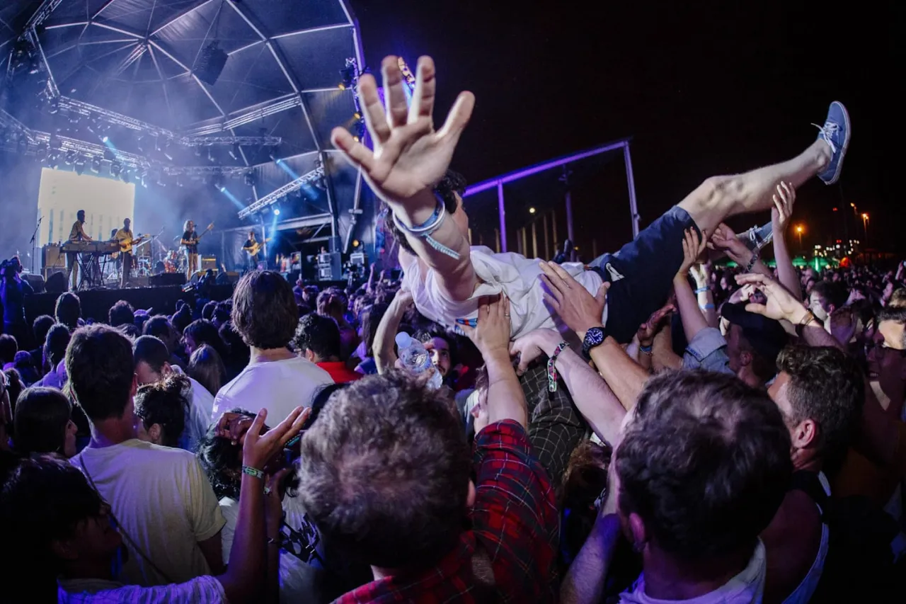 Zdjęcie Gdzie można oglądać koncerty na żywo? Odkryj najlepsze opcje teraz