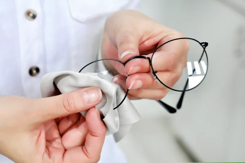 Zdjęcie Jak skutecznie czyścić okulary plastikowe bez ryzyka ich uszkodzenia