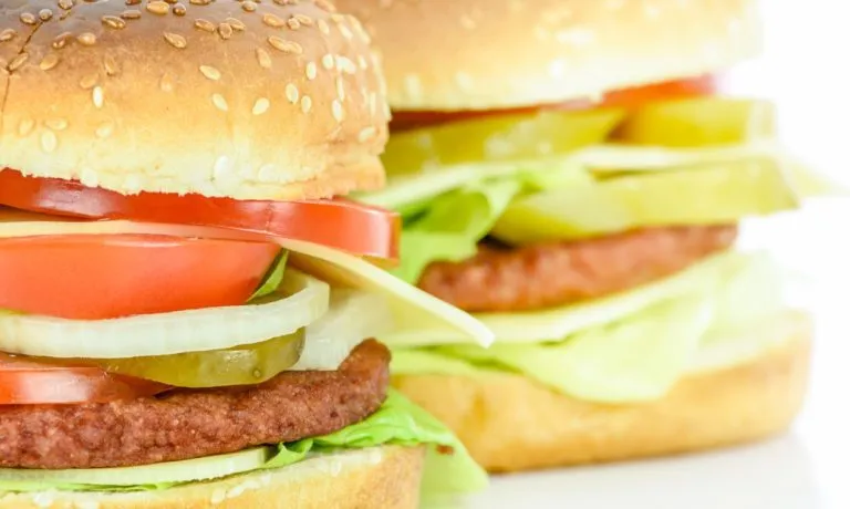 Zdjęcie Jak smażyć burgery: Sekrety idealnego smażenia i uniknięcia błędów