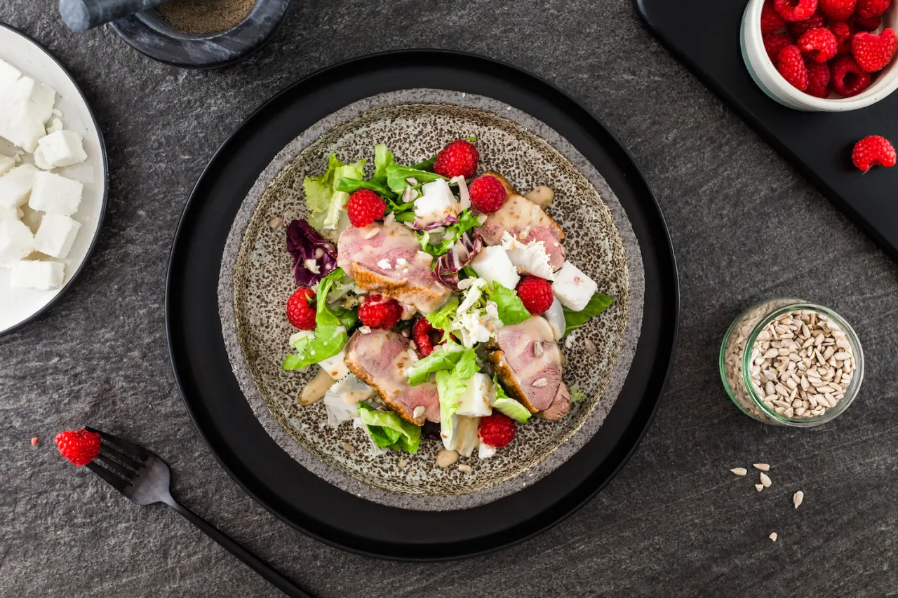 Zdjęcie Jaką sałatkę do kaczki wybrać, by podkreślić jej smak?