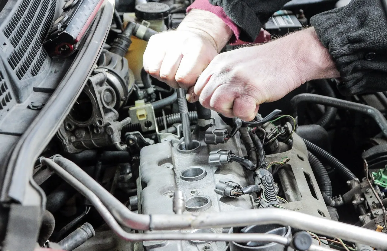 Zdjęcie Ile świec zapłonowych potrzebuje silnik 6-cylindrowy? Kompletny poradnik