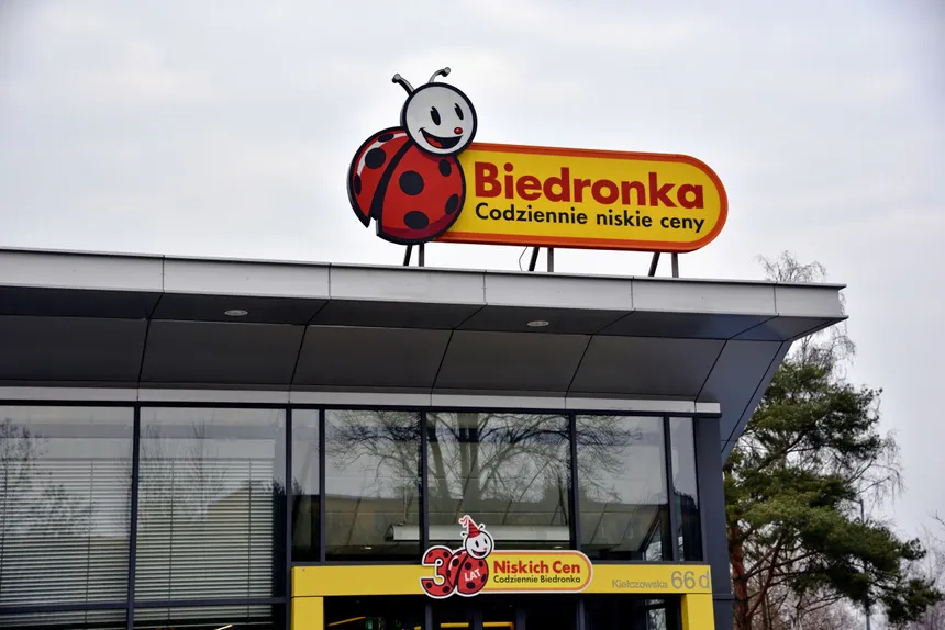 Zdjęcie Ile zarabiają kasjerzy w Biedronce? Zaskakujące fakty o pensjach