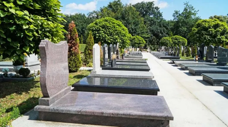 Zdjęcie Jak łatwo znaleźć pomnik na cmentarzu – praktyczne porady i wskazówki