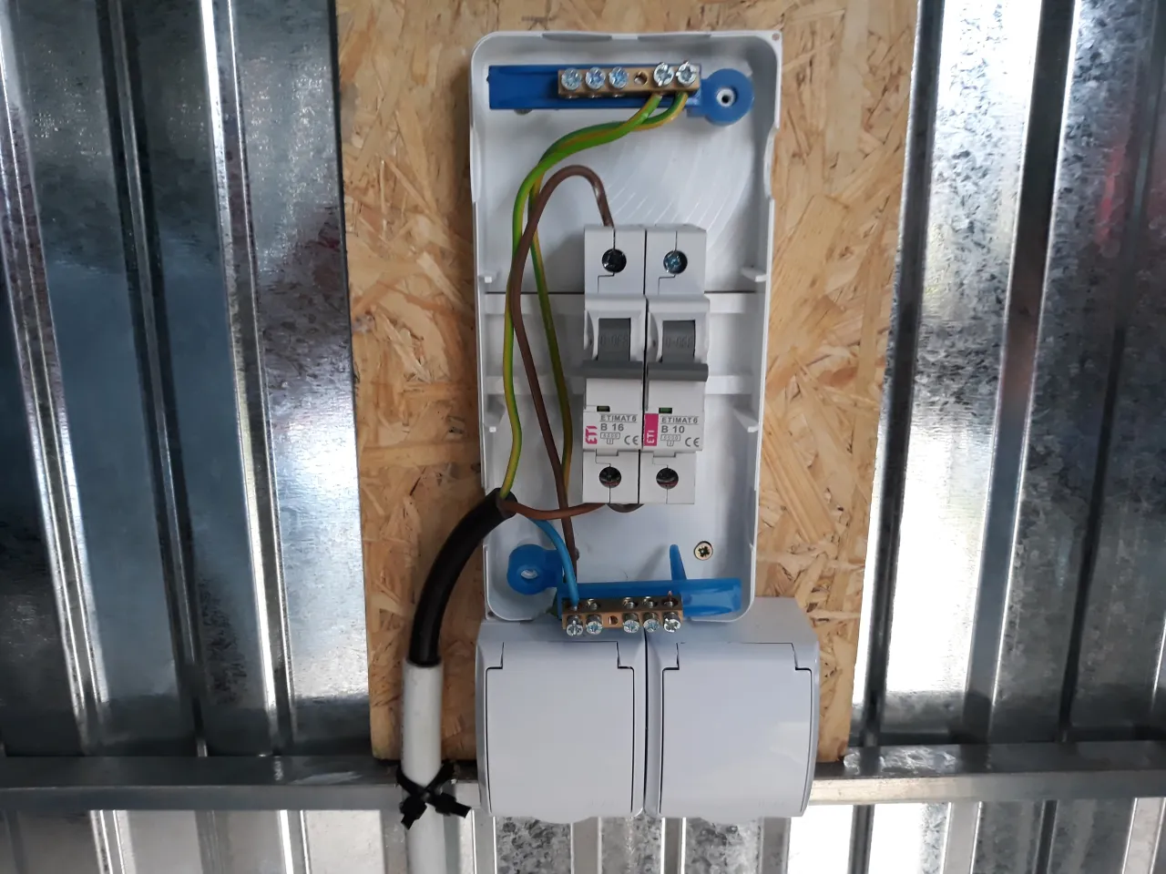 Zdjęcie Jak podłączyć skrzynkę elektryczną bez błędów i z zachowaniem bezpieczeństwa