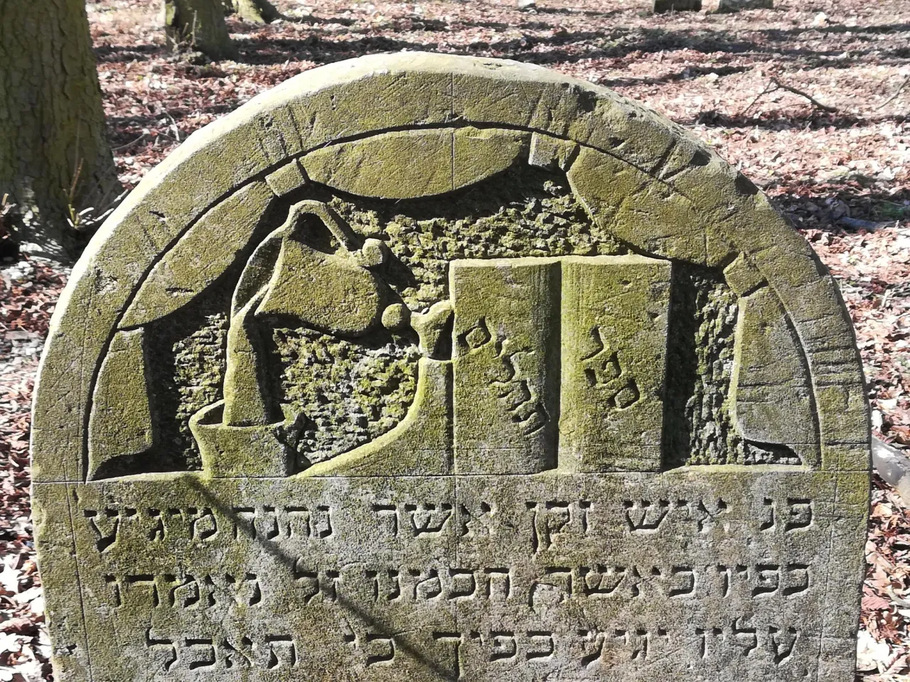 Zdjęcie Co oznaczają kamyki na macewach? Tajemnice żydowskiej tradycji