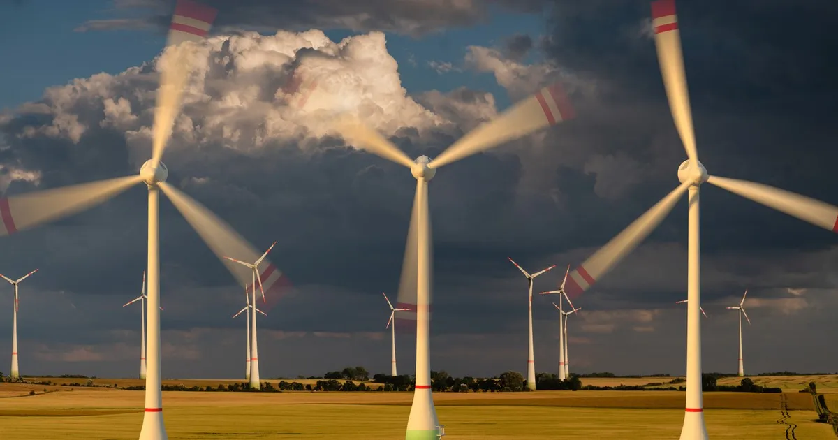 Zdjęcie Wiatrak energia wiatrowa – jak zaoszczędzić na rachunkach za prąd