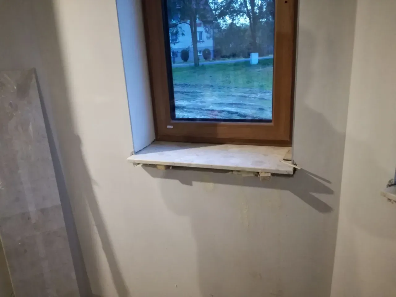 Zdjęcie Parapety wewnętrzne przed czy po tynkach - co wybrać, aby uniknąć problemów?