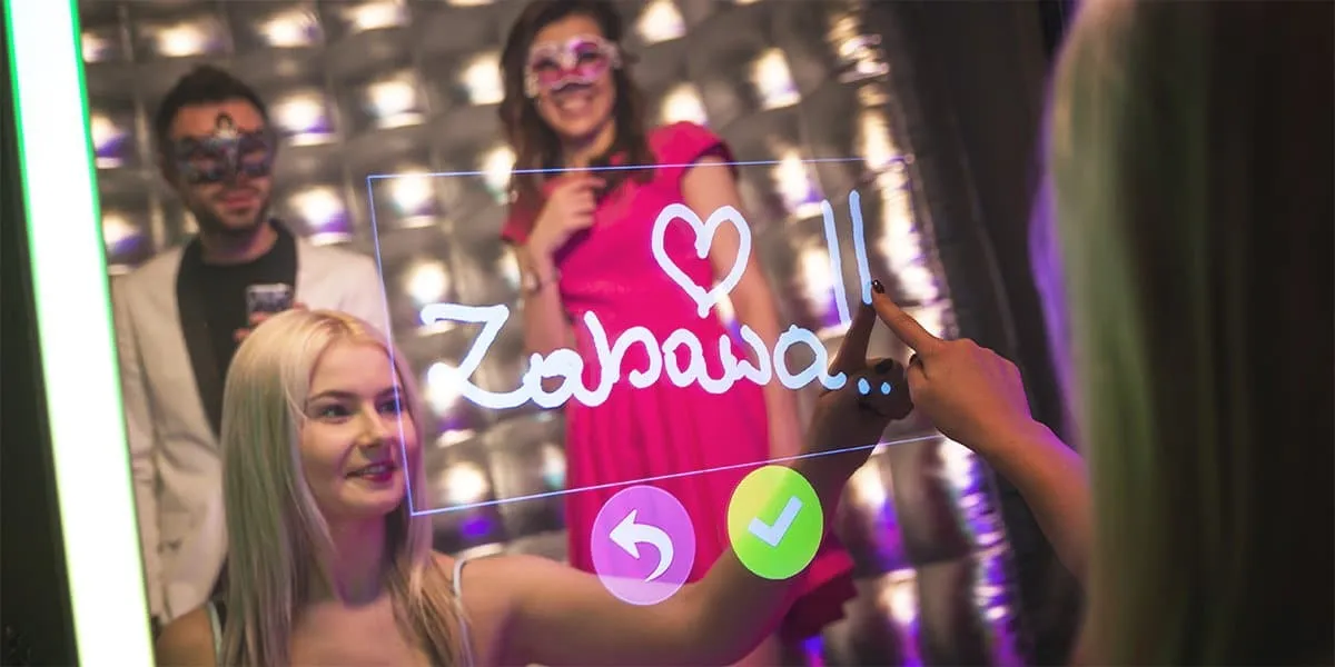 Zdjęcie Fotolustro czy fotobudka – co wybrać, aby zaoszczędzić i zachwycić?