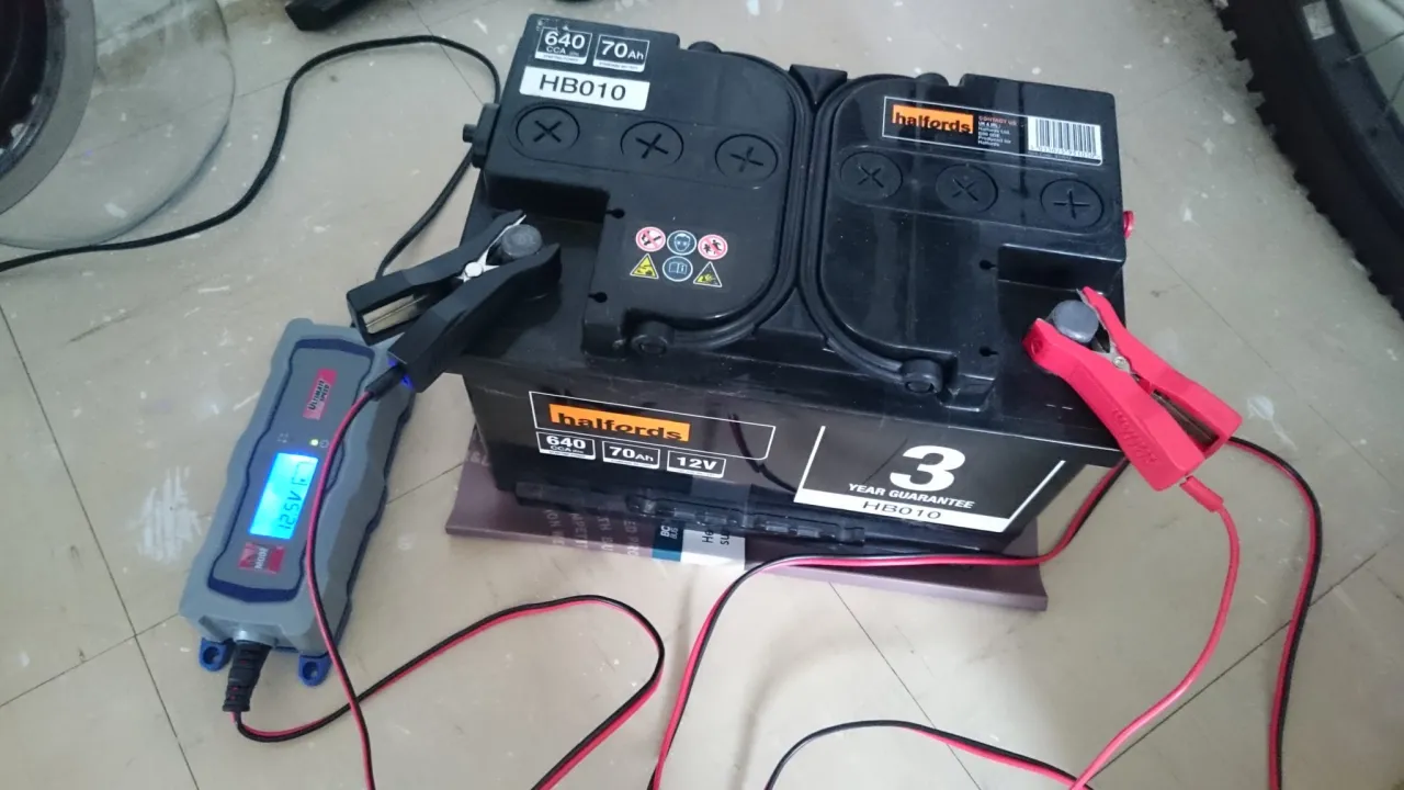 Zdjęcie Czy można ładować akumulator motocyklowy prostownikiem samochodowym? Oto ryzyka.