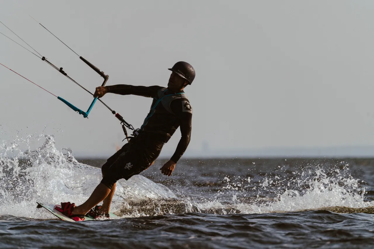 Zdjęcie Jak pływać na kitesurfingu: uniknij najczęstszych błędów początkujących