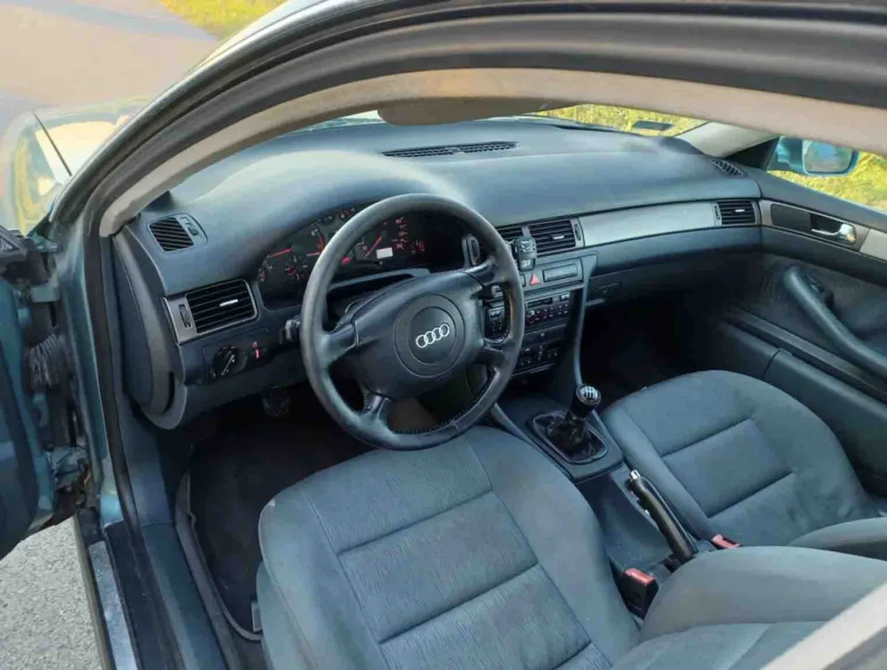 Zdjęcie Gdzie znajduje się bezpiecznik gniazda zapalniczki w Audi A6 C6?