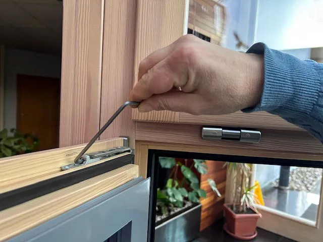 Zdjęcie Jak naprawić okno uchylne - proste sposoby na skuteczną naprawę