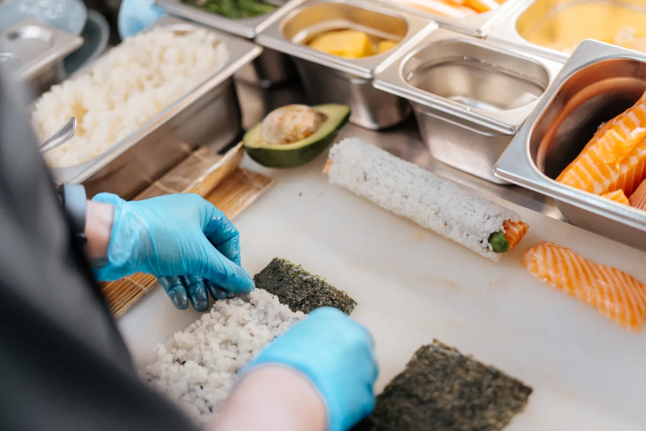 Zdjęcie Sushi z czym w środku? Odkryj najciekawsze składniki i wypełnienia