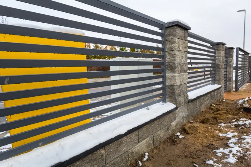 Zdjęcie Czym obłożyć podmurówkę ogrodzenia? Sprawdź najlepsze materiały