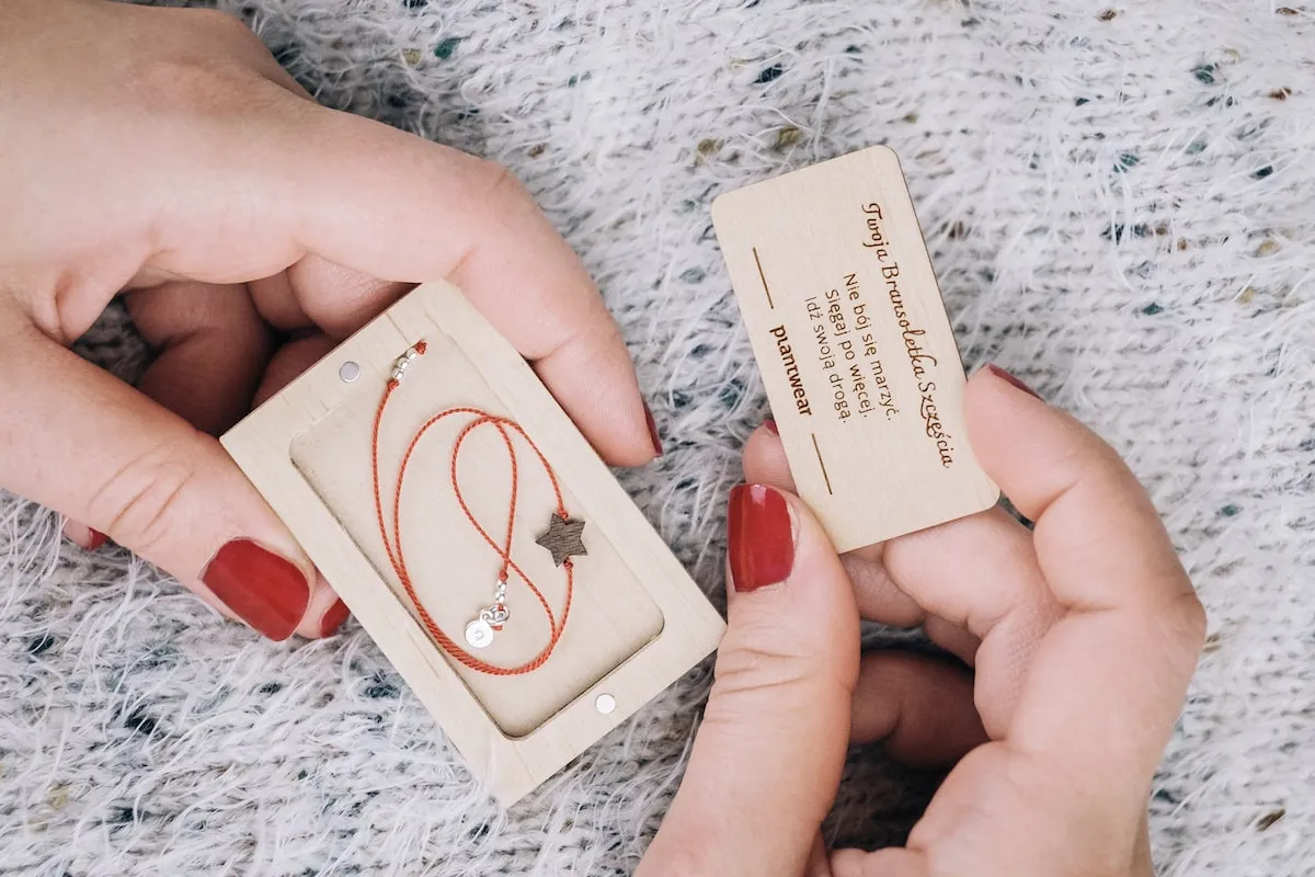 Zdjęcie Zerwana bransoletka znaczenie: symbolika, która zmienia życie