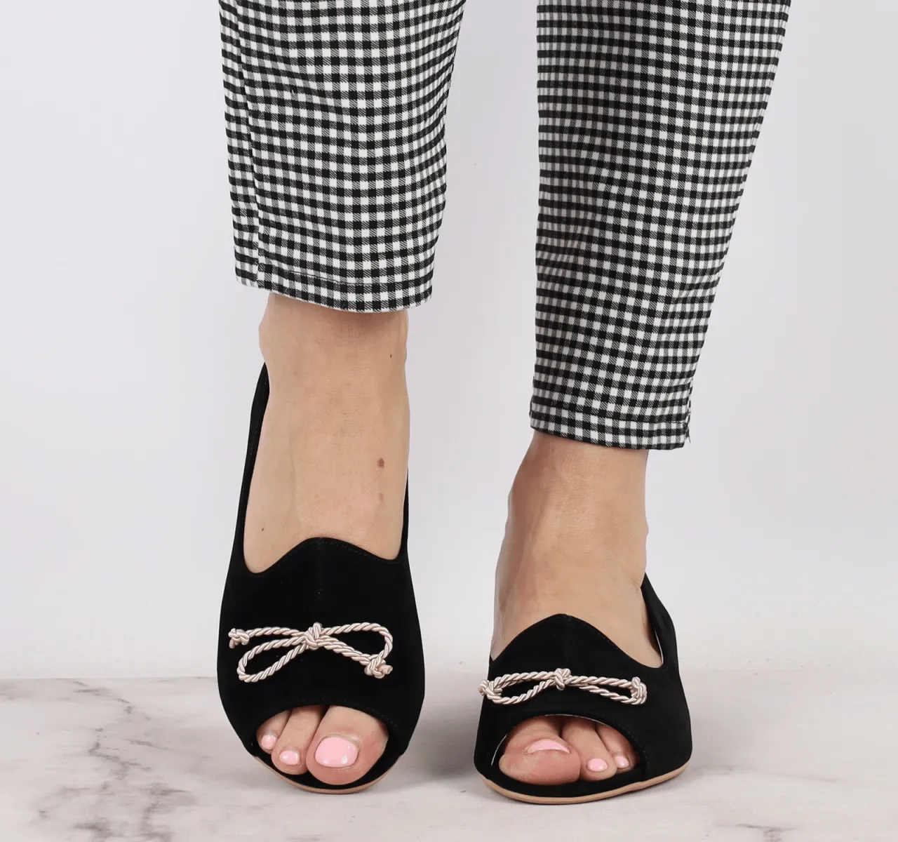 Zdjęcie Czy buty z odkrytymi palcami mogą być eleganckie? Oto najlepsze modele i stylizacje