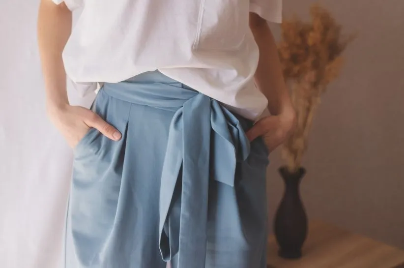 Zdjęcie Stylizacje z spodniami wiązanymi w pasie, które zachwycą każdego