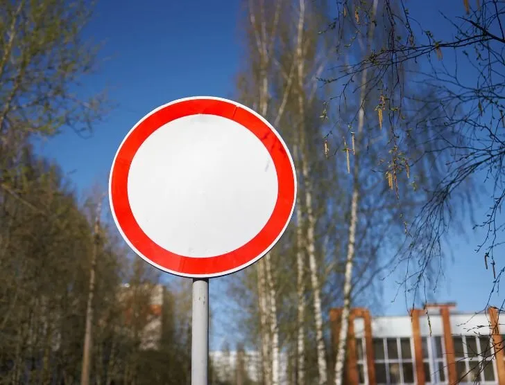 Zdjęcie Biały znak z czarną kreską - co oznacza na drodze?