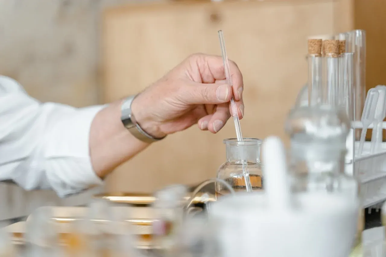 Zdjęcie Co jest lepsze: woda toaletowa czy perfumowana - poznaj różnice