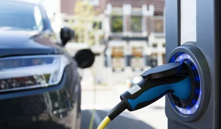 Zdjęcie Jak długo ładować samochód elektryczny? Poznaj czynniki wpływające na czas ładowania