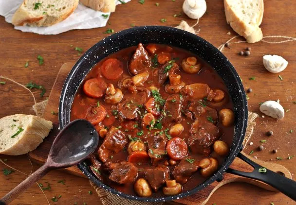 Zdjęcie Wołowina po burgundzku: sekret idealnego smaku. Przepis mistrza!