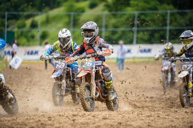 Zdjęcie Supermoto czy enduro – kluczowe różnice, które musisz znać