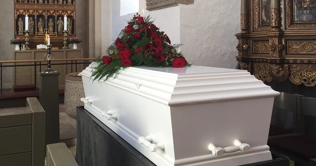 Zdjęcie Czy kremacja jest z trumną? Odkryj prawdę o tym procesie