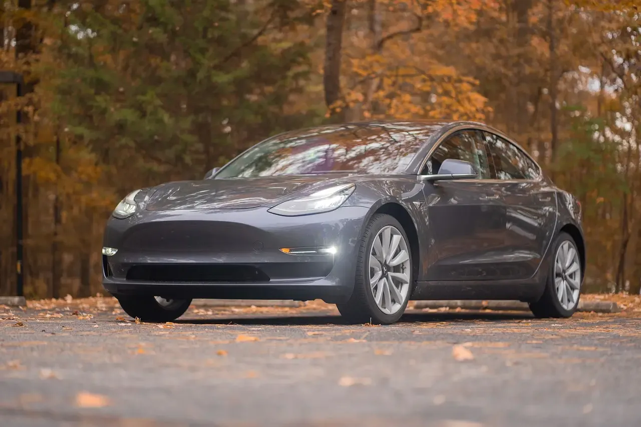 Zdjęcie Ile Tesla przejedzie na jednym ładowaniu? Zaskakujące fakty o zasięgu