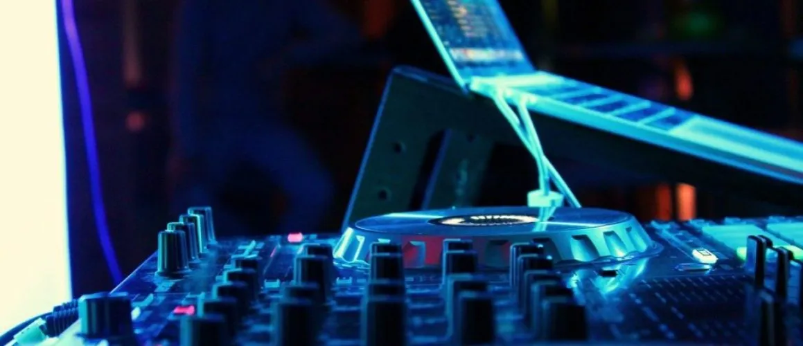 Zdjęcie DJ czy zespół na wesele – co wybrać, by uniknąć rozczarowania?