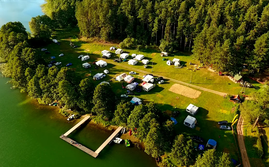 Zdjęcie Najlepsze pole namiotowe nad jeziorem w Dolnośląskiem z atrakcjami